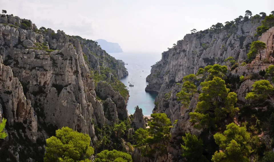 Vue de la calanque d’En-Vau dans le Parc national des Calanques. Photographie du 17 septembre 2011.