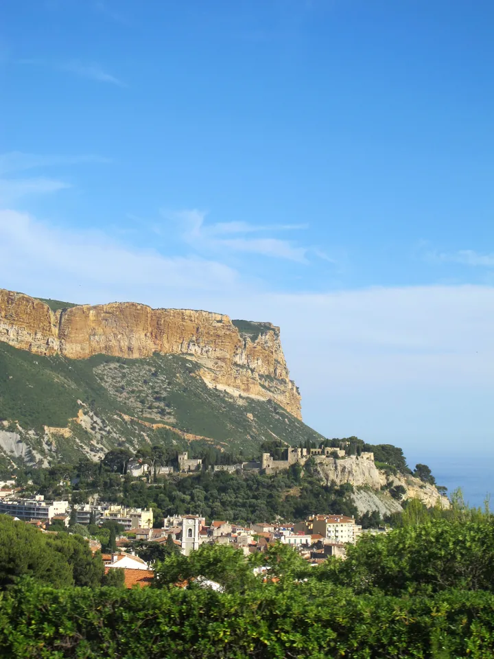 Falaises du cap Canaille vues au-dessus de Cassis. Photographie du 14 juin 2012 ; ne représente pas les conditions d’accès actuelles.
