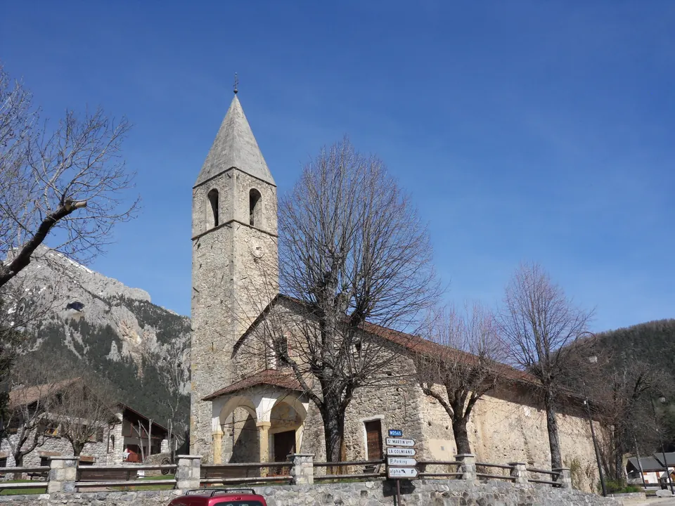 كنيسة Sainte-Croix في Saint-Dalmas التابعة لـ Valdeblore والساحة أمامها
