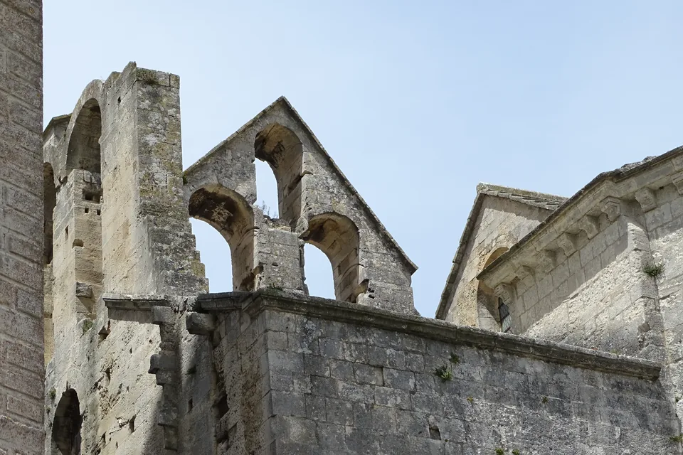 Vestiges de l’abbaye de Montmajour, photographie de mai 2022.