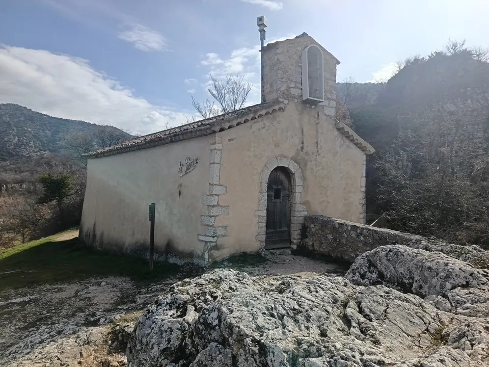 كنيسة Saint-Pierre-ès-Liens الصغيرة في Aiguines، وصخور في المقدمة