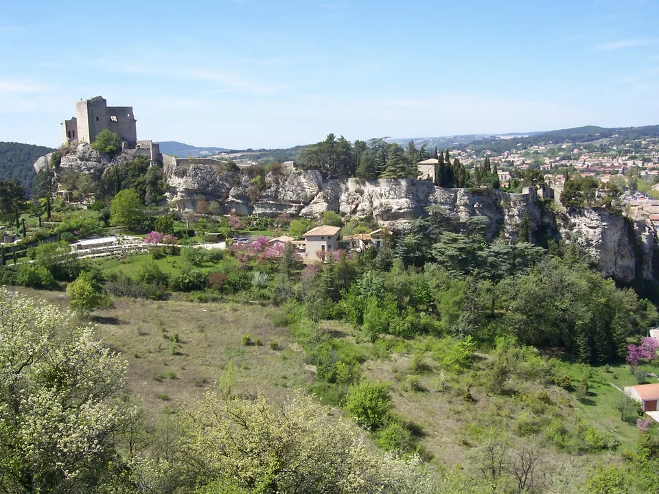 La cité médiévale de Vaison et son château sur la colline.