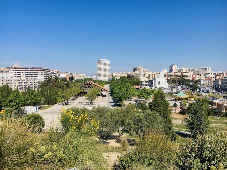 Vue du parc du 26e Centenaire depuis un point haut accessible à pied, photographie de mai 2022, avant les travaux récents.