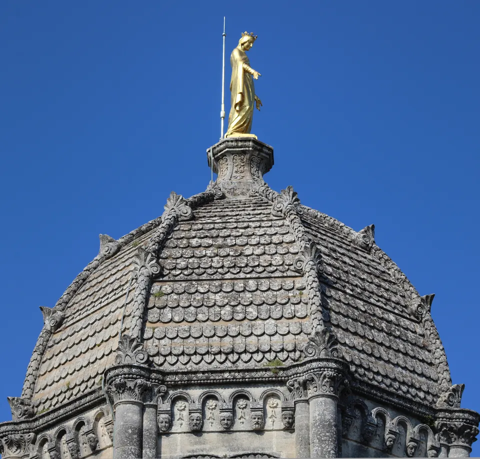تفصيل من كنيسة Notre-Dame-de-Provence الصغيرة على قلعة Forcalquier