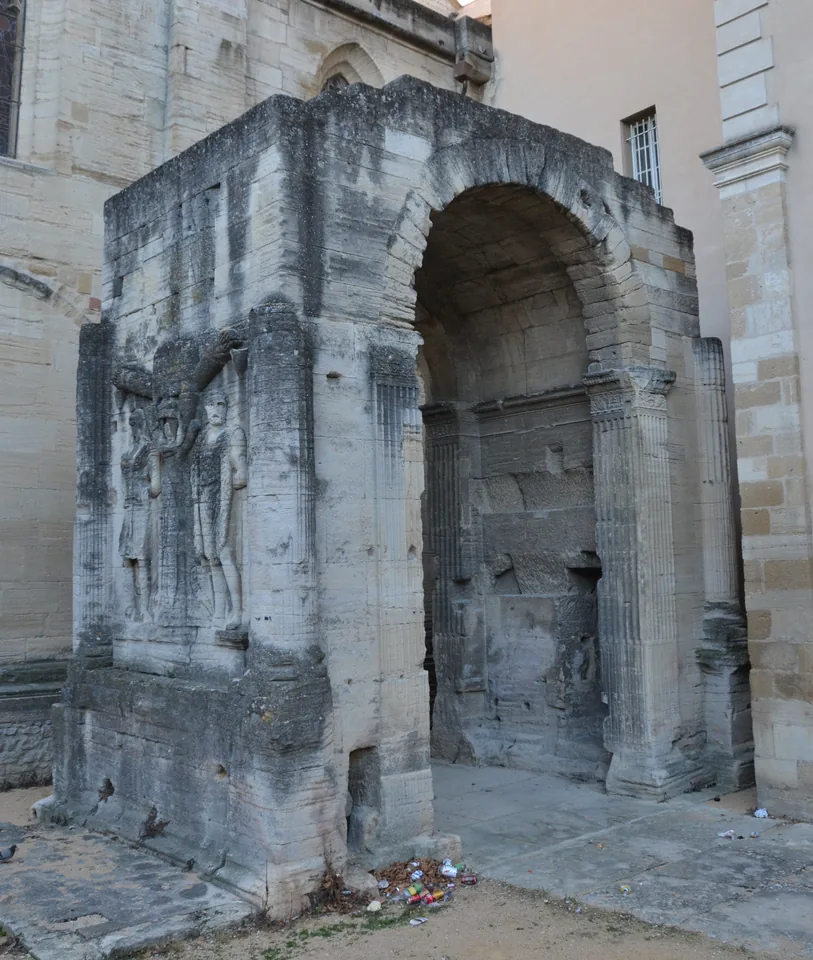 L’arc romain de Carpentras et ses reliefs sculptés.