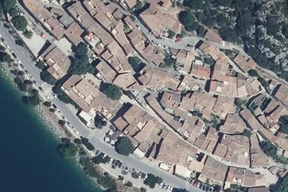 Vue aérienne du lieu de Bornes fontaines Bayard à Bauduen