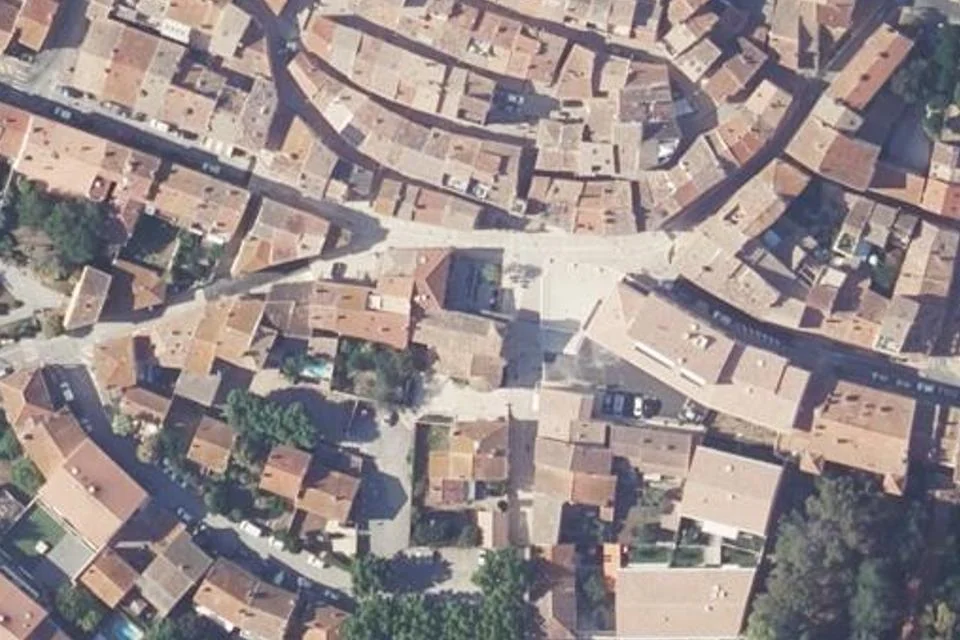 Vue aérienne du lieu de Borne milliaire romaine à Puget-sur-Argens