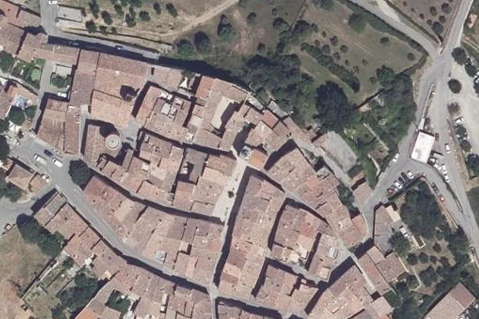 Vue aérienne du lieu de Cadran solaire à Régusse
