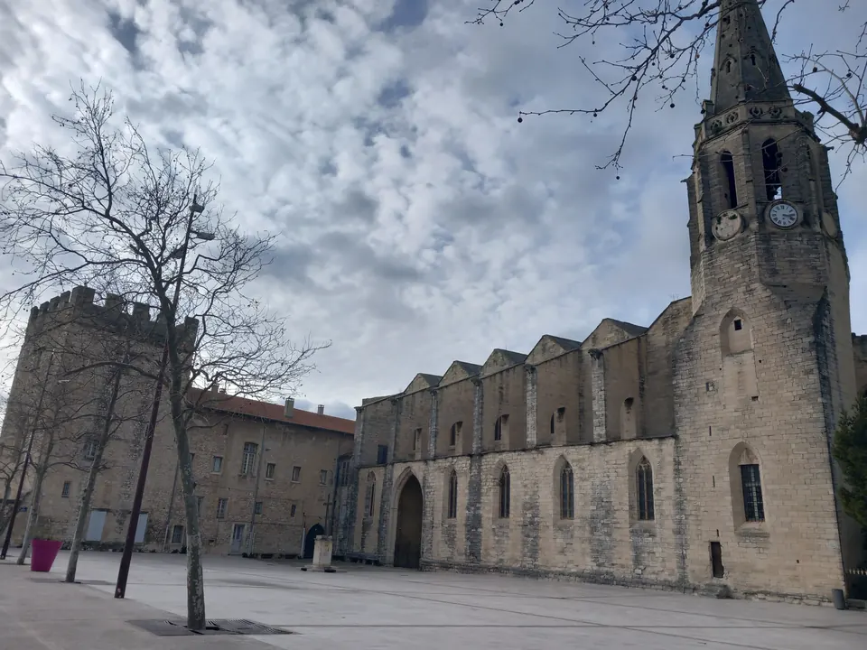 Kirche Notre-Dame-de-Bon-Repos und ihr Vorplatz in Montfavet