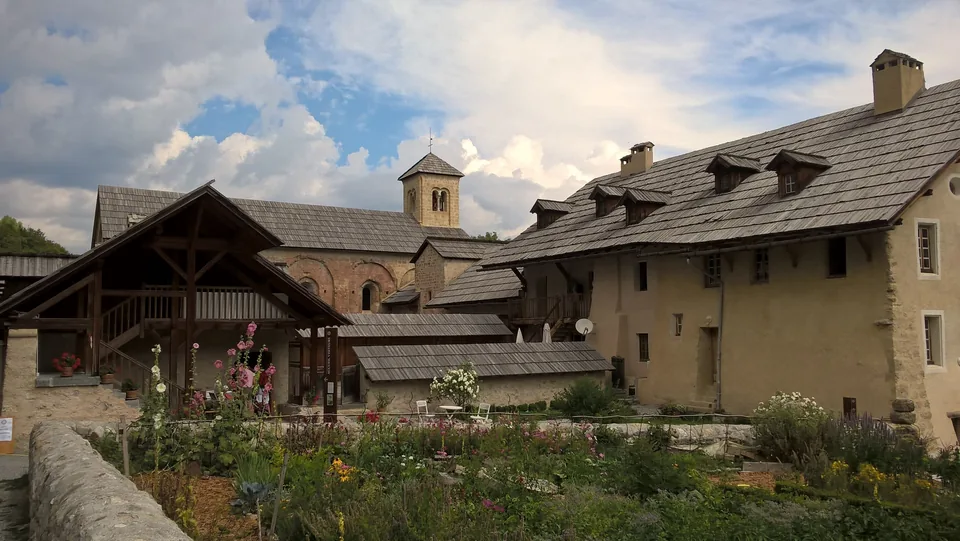 Cour du cloître de l’abbaye de Boscodon à Crots. Photographie du 14 août 2015.