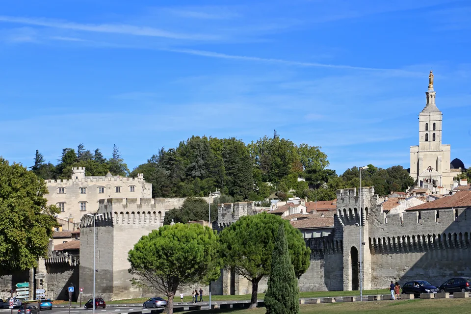 Les remparts d’Avignon, avec le palais et la cathédrale en arrière-plan.