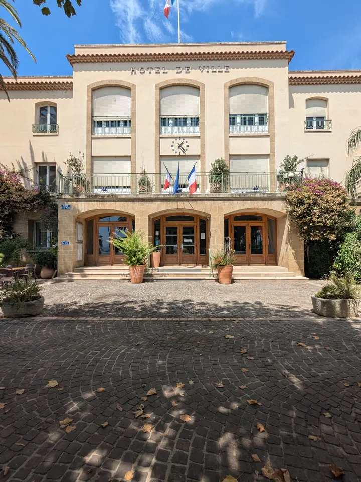 Place Ernest-Reyer und Rathaus von Le Lavandou