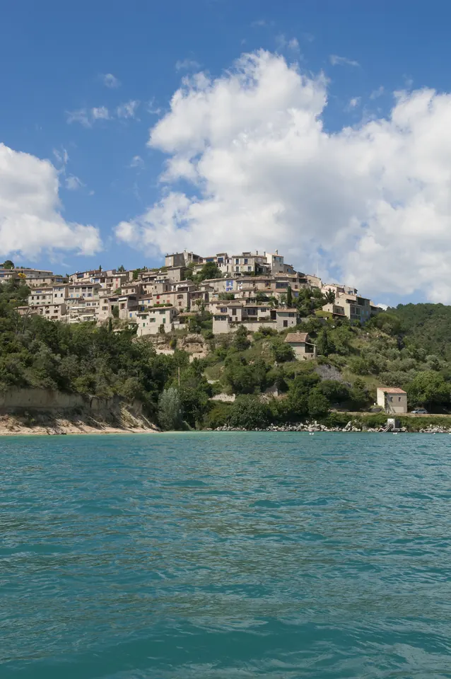 قرية Sainte-Croix-du-Verdon كما تُرى من البحيرة