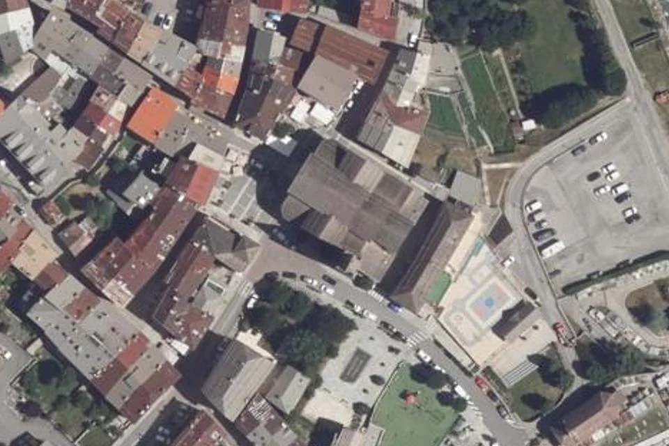 Luftaufnahme des Standorts des Wochenmarkts in Saint-Étienne-de-Tinée