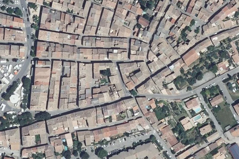 منظر جوي: Place Abel Roger ووسط Oraison