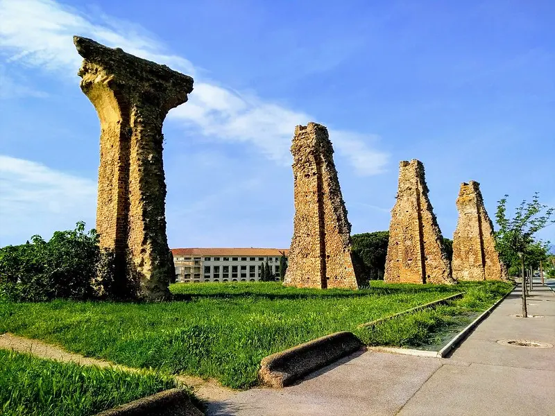 Vestiges des piles de l’aqueduc romain à Fréjus.