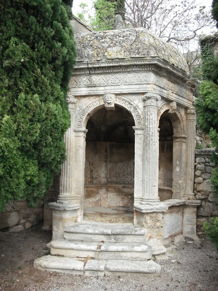 Pavillon de la Reine Jeanne، مبنى حجري ذو أعمدة في Baux-de-Provence