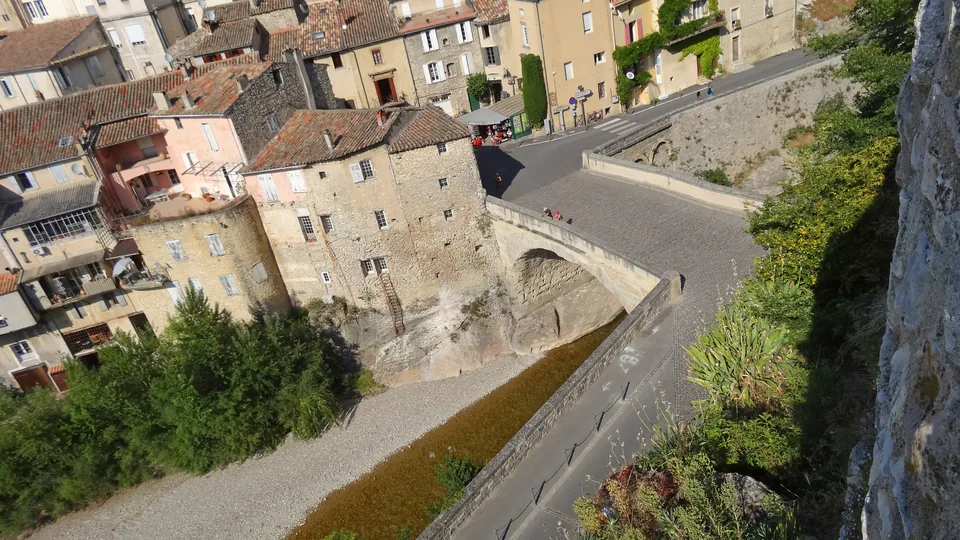 Le pont romain de Vaison au-dessus de l’Ouvèze, vu depuis les hauteurs du village.