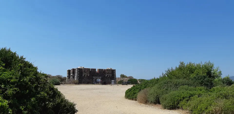 Bâtiment de la batterie du cap Nègre au bout de son chemin d’accès