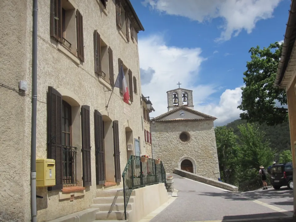 مبنى البلدية وكنيسة La Martre في Var، قرية انطلاق مسار Avelanier.