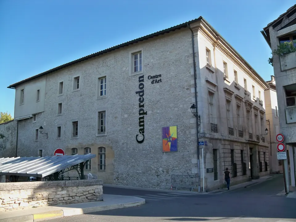 Façade de l'hôtel Campredon à L'Isle-sur-la-Sorgue