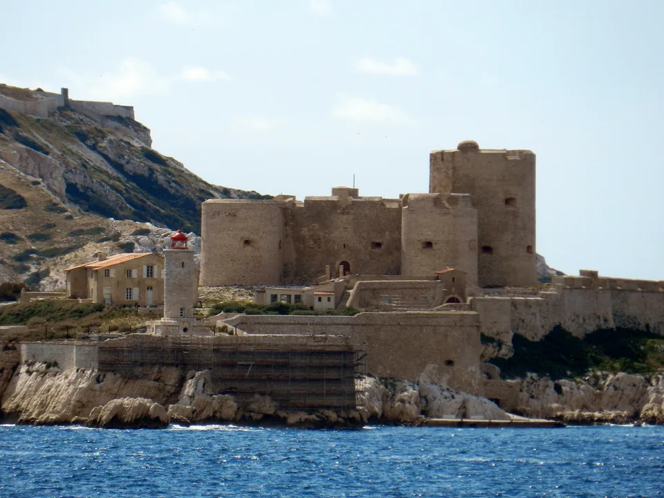 Le château d’If et son phare vus depuis la mer