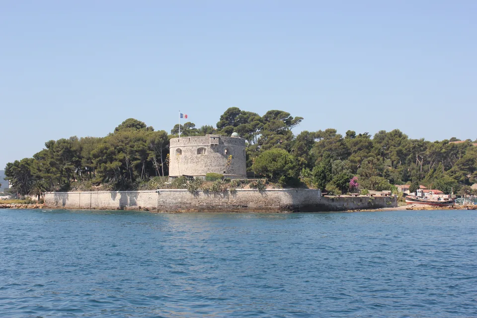Fort Balaguier vu depuis la rade de Toulon. Photographie du 2012-08-11.