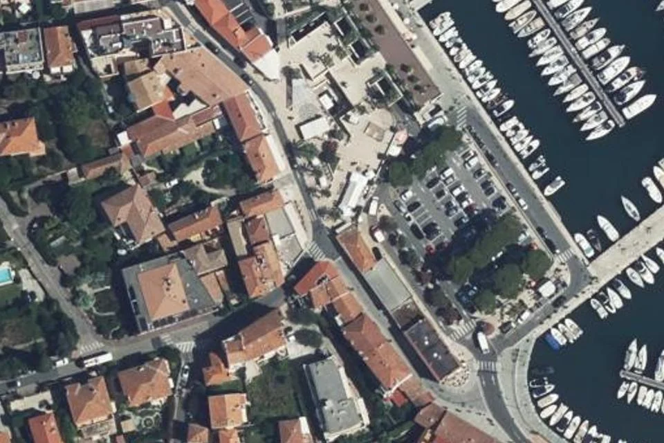 صورة جوية لموقع «كرز بقلوب»: معرض منحوتات في الهواء الطلق للفنان Jean-Louis Landraud في Saint-Jean-Cap-Ferrat