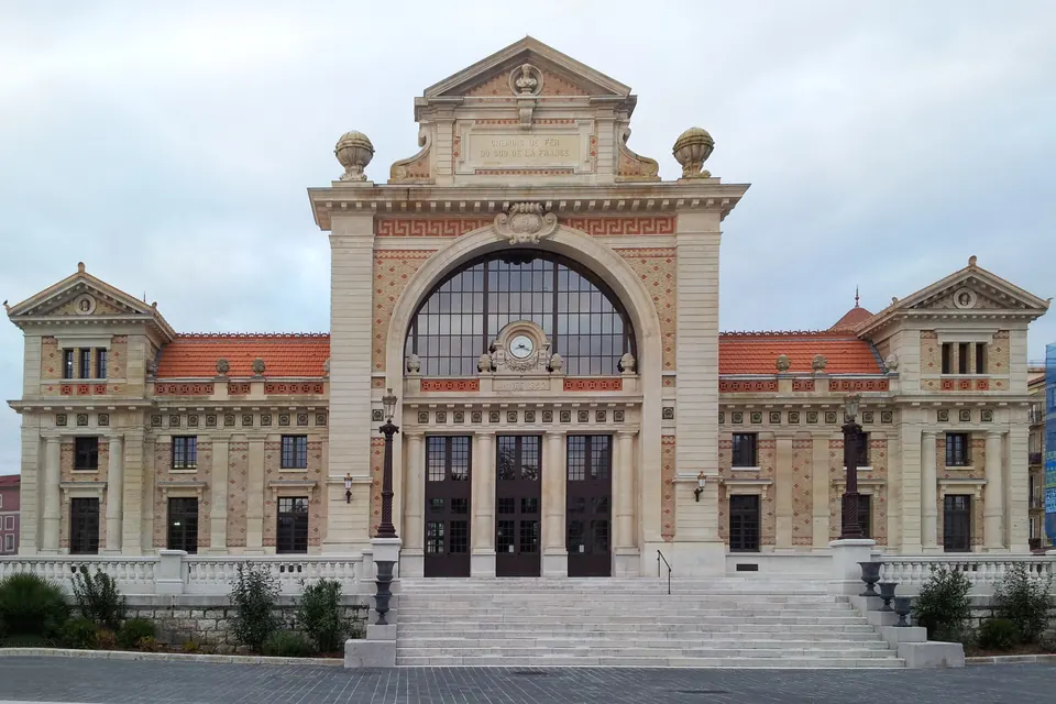 الواجهة التاريخية لـgare du Sud في Nice، موقع Halle de la Découverte.