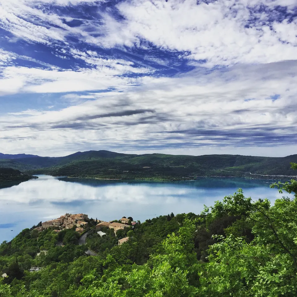 Sainte-Croix-du-Verdon فوق البحيرة