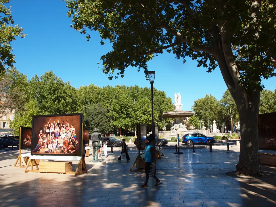 ساحة Rotonde في Aix-en-Provence، عند نقطة انطلاق الرحلة نحو Digne-les-Bains.