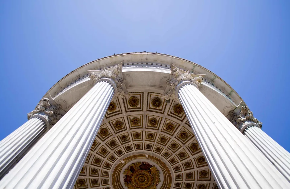 Colonnes et voûte du Temple de l’Amour au parc Chambrun, photographie d’avril 2012.