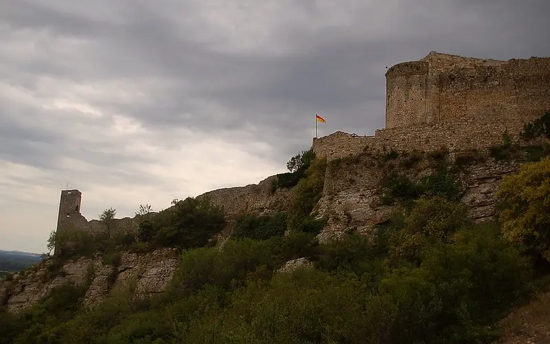 Remparts et tour de la forteresse de Mornas sur son éperon rocheux.