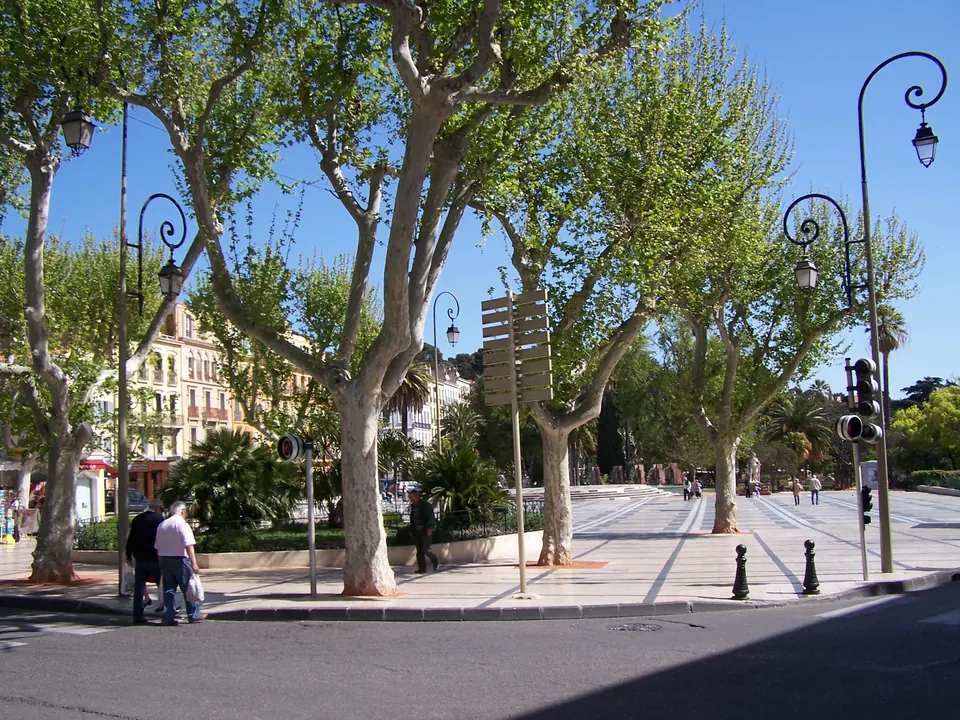 منظر قديم لساحة place Clémenceau في Hyères