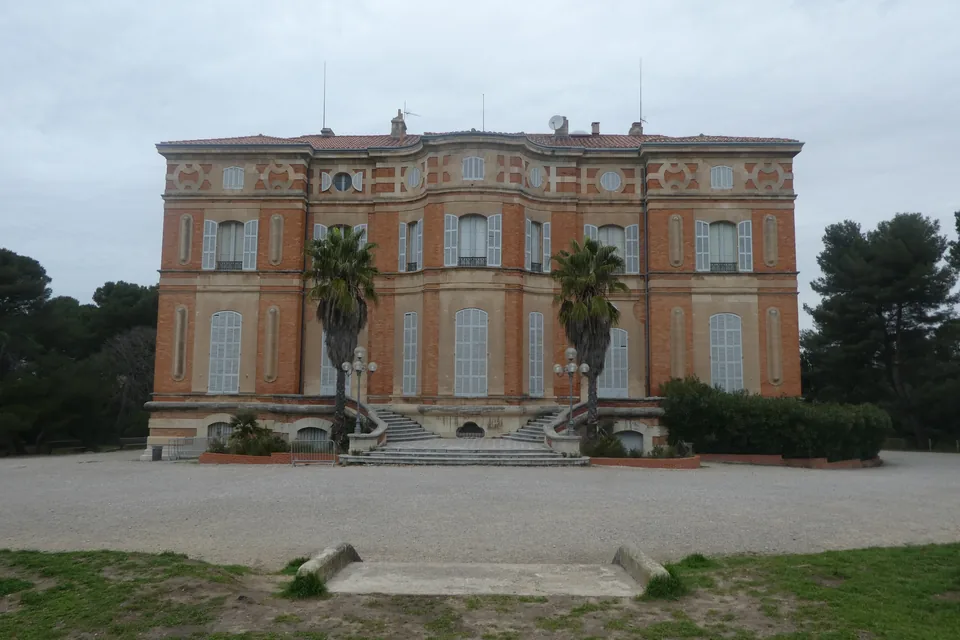 Façade extérieure du château Pastré, à l’intérieur du parc, photographie de février 2021.