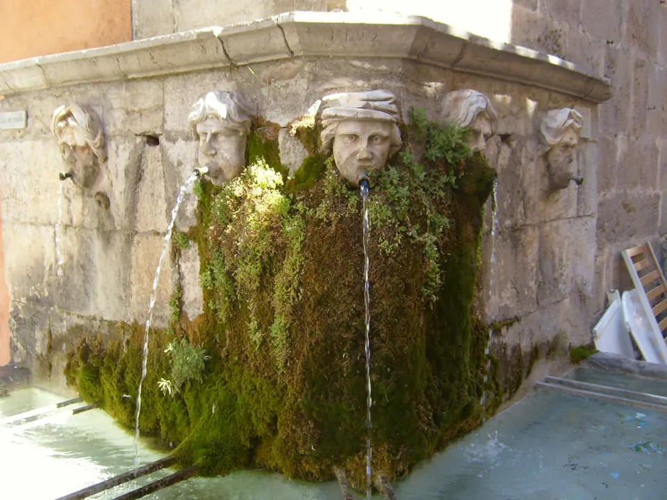 نافورة عند زاوية كنيسة Tourves