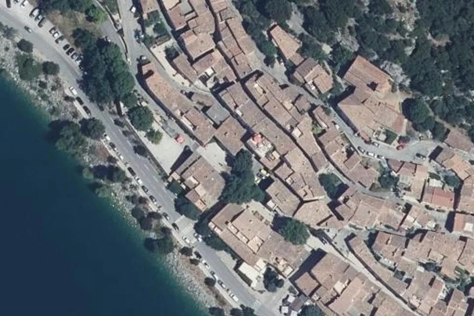 Vue aérienne du lieu de Armoiries bauduenoises dans le village à Bauduen