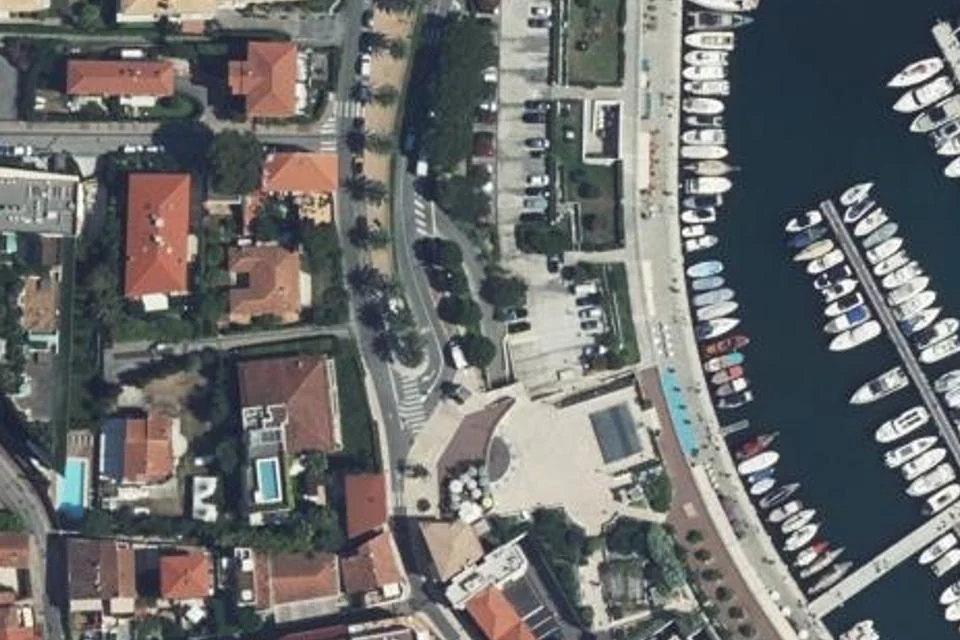 Luftaufnahme des Veranstaltungsorts des Trüffelmarkts & Markts lokaler Erzeuger in Saint-Jean-Cap-Ferrat