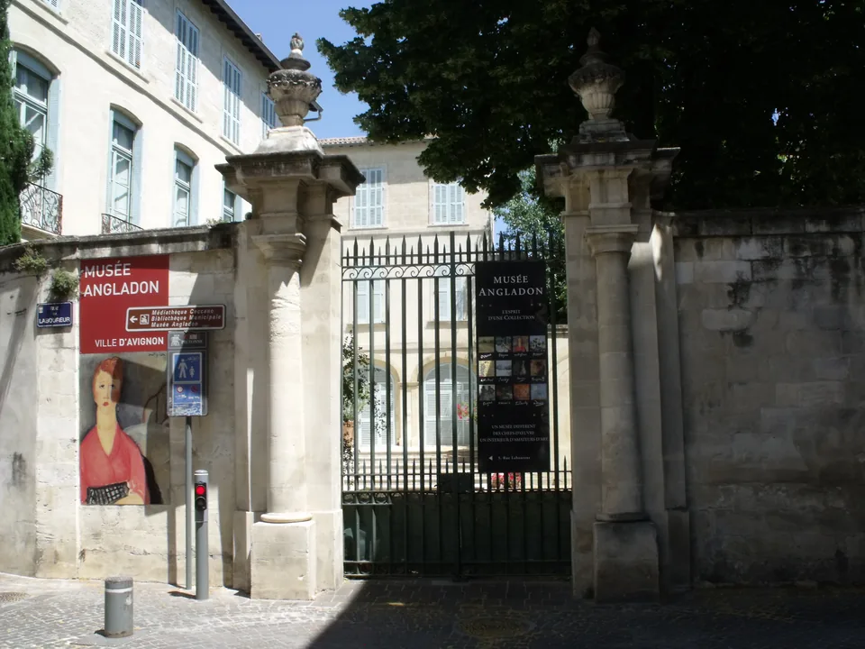 Entrée du musée Angladon à Avignon, photographie de mai 2011.