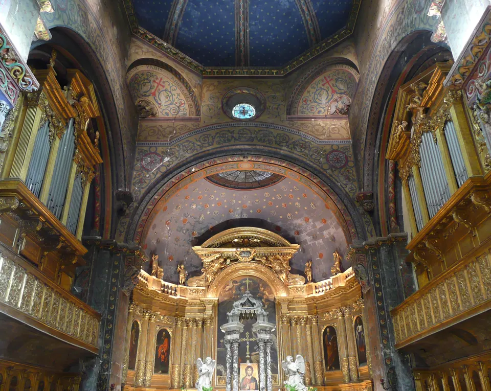 Vue d’archive du chœur décoré et des orgues de la cathédrale de Cavaillon