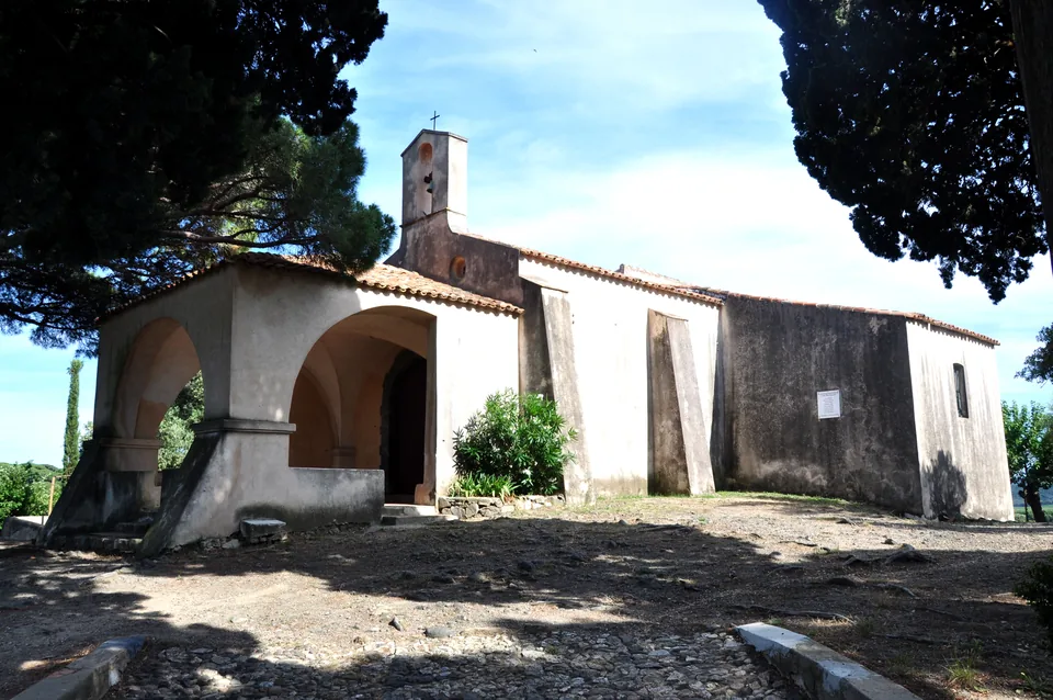 Façade de la chapelle Sainte-Anne à Saint-Tropez. Photographie du 2011-06-11.