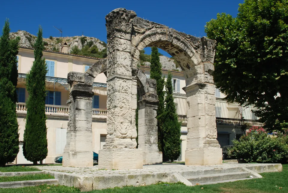 Arc romain de Cavaillon, place du Clos. Photographie datée de 2008 ; jour et mois inconnus.