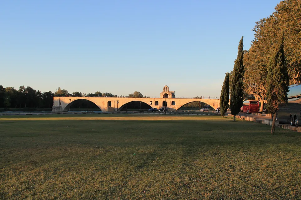 Le pont Saint-Bénézet vu depuis la berge du Rhône.