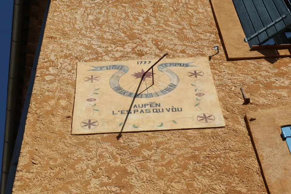 Cadran solaire Joffre sur une façade d'Aups
