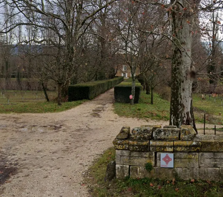 Entrée et allée arborée des jardins de Bourgane