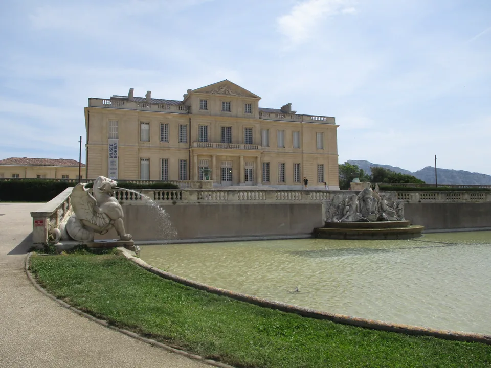 Le château et son bassin dans le parc Borély