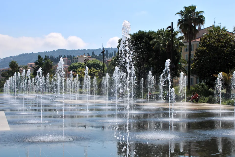 Jets d’eau de la Promenade du Paillon à Nice, photographiés en juin 2019.