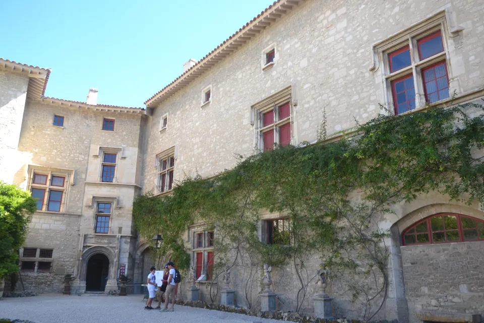 Façades de pierre et végétation dans la cour d’honneur du château de Thézan