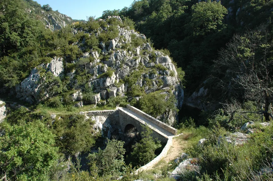 Mauvais Pont الممتد فوق صخور Artuby