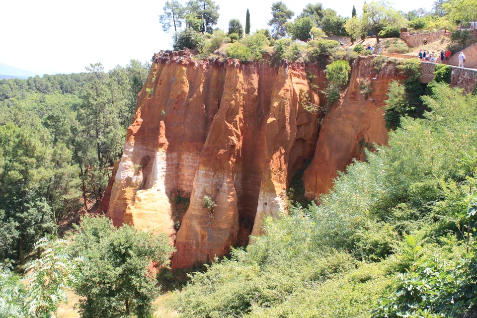Falaises du Sentier des Ocres à Roussillon. Photographie du 19 juillet 2016.